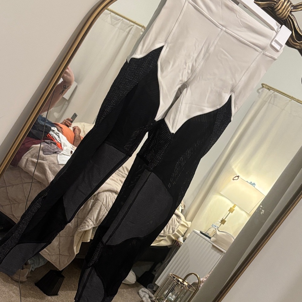 Lululemon size 4 Black and White Leggings 28 inseam